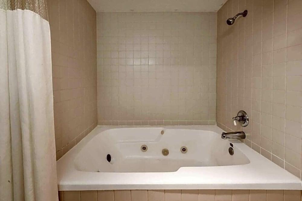 Days Inn By Wyndham Bloomington Bagian luar foto