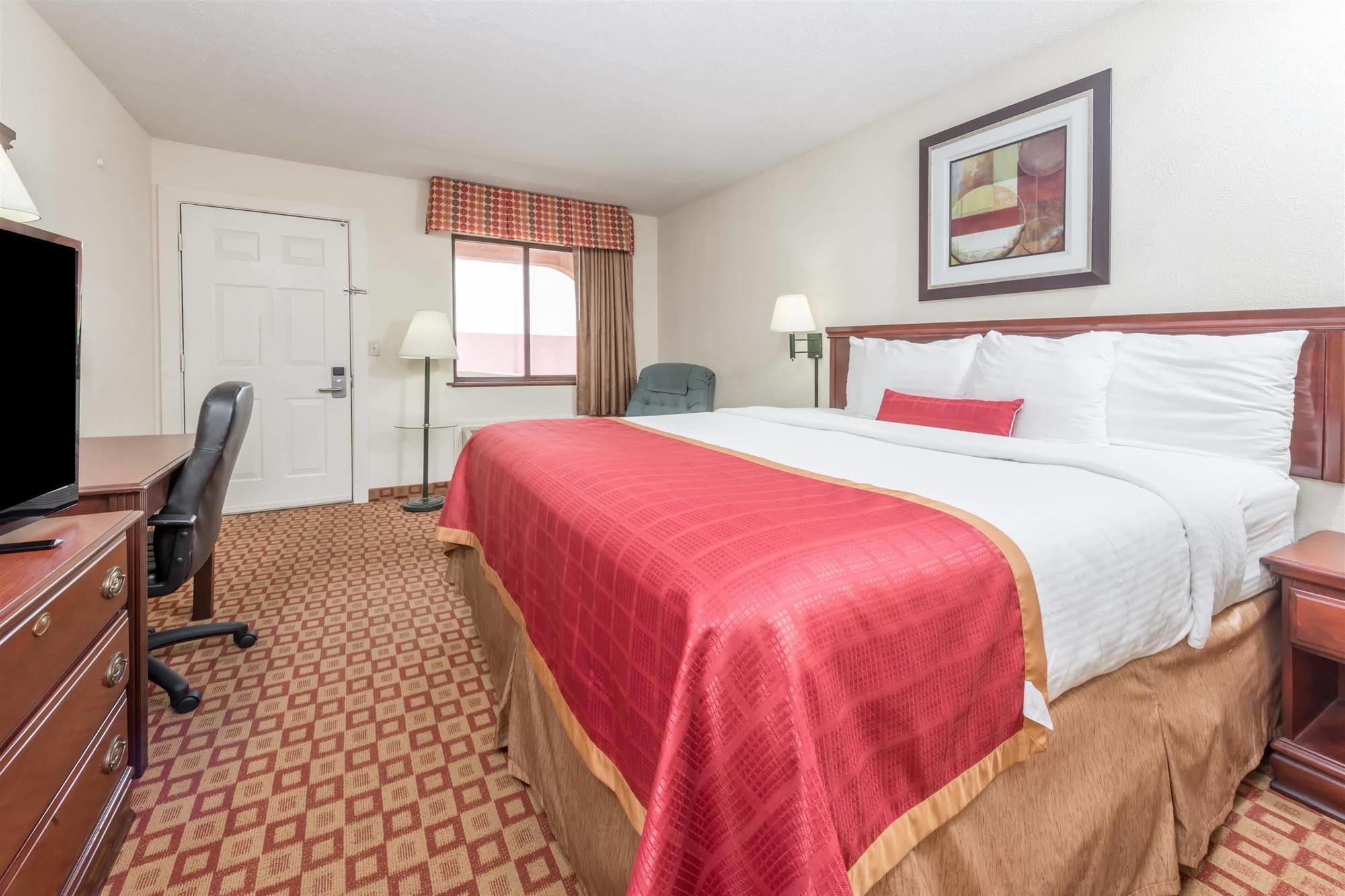Days Inn By Wyndham Bloomington Bagian luar foto