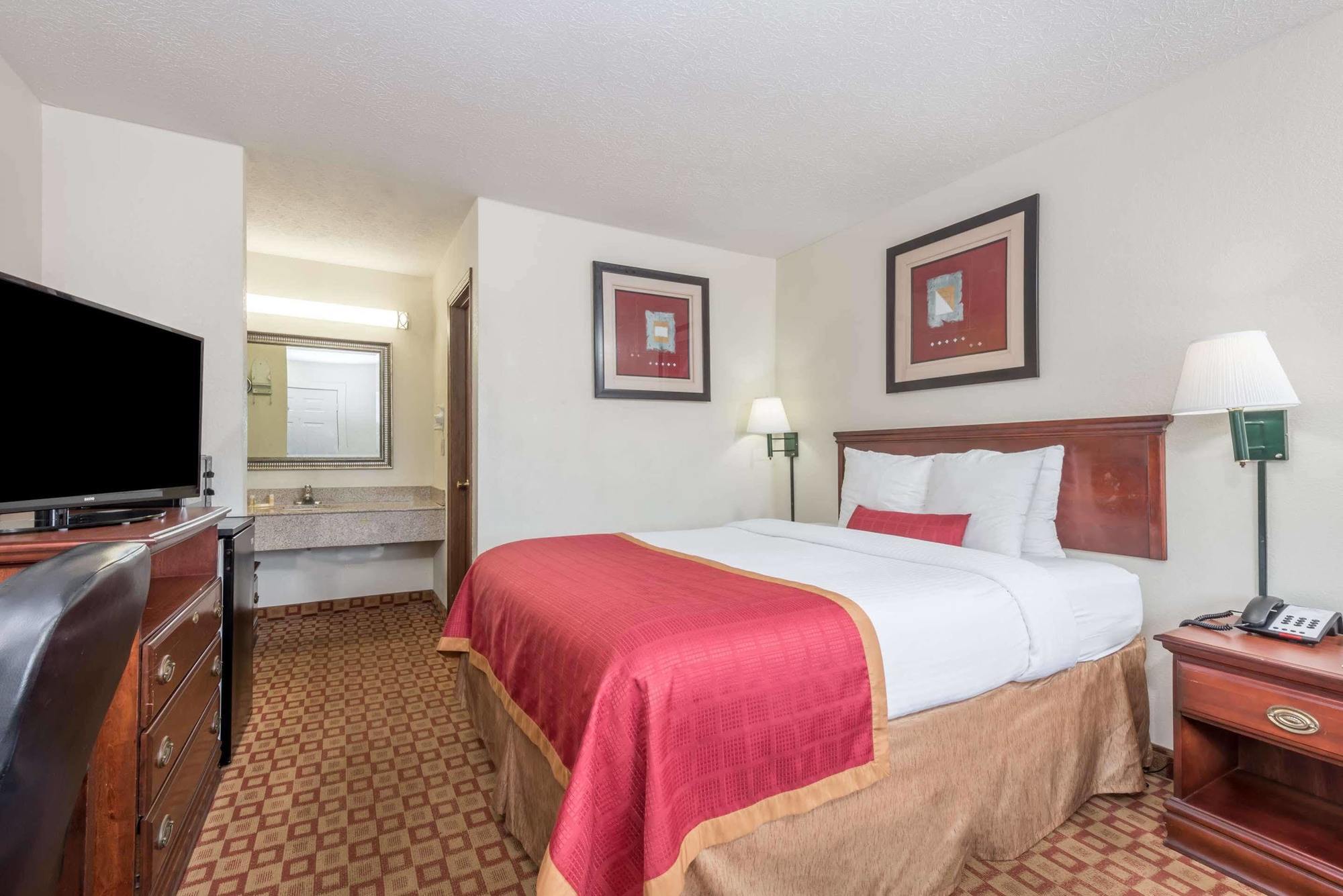 Days Inn By Wyndham Bloomington Bagian luar foto