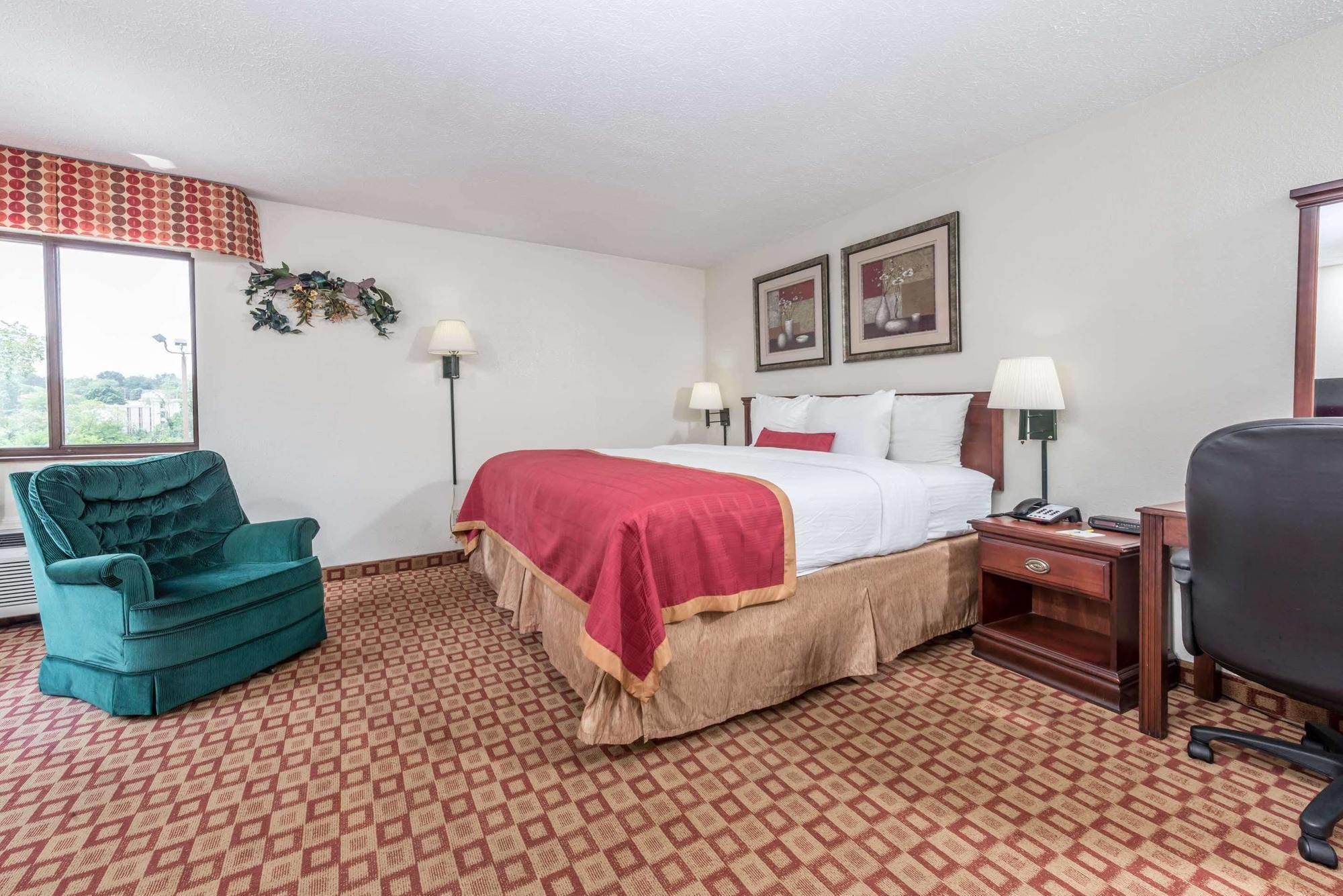 Days Inn By Wyndham Bloomington Bagian luar foto