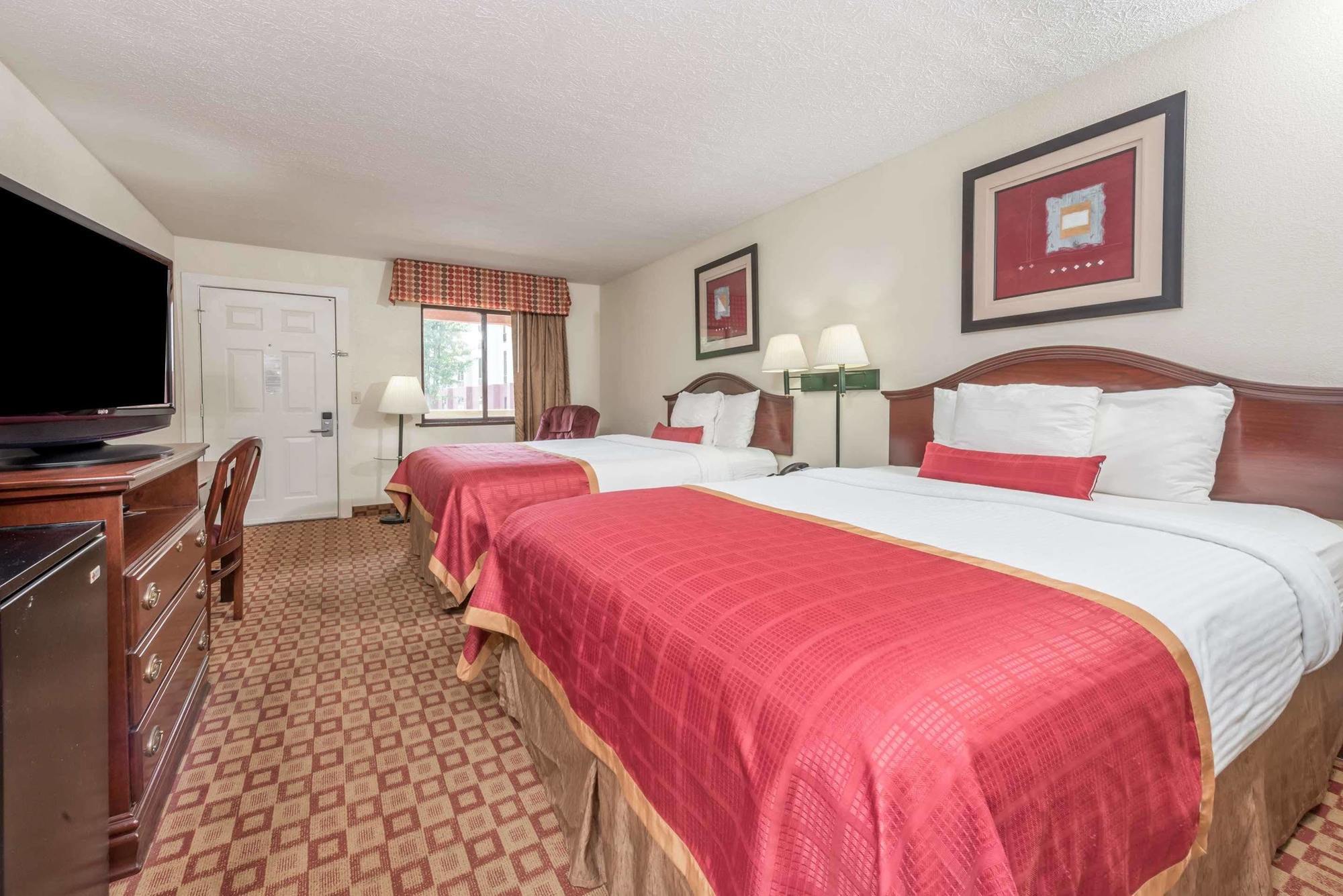 Days Inn By Wyndham Bloomington Bagian luar foto
