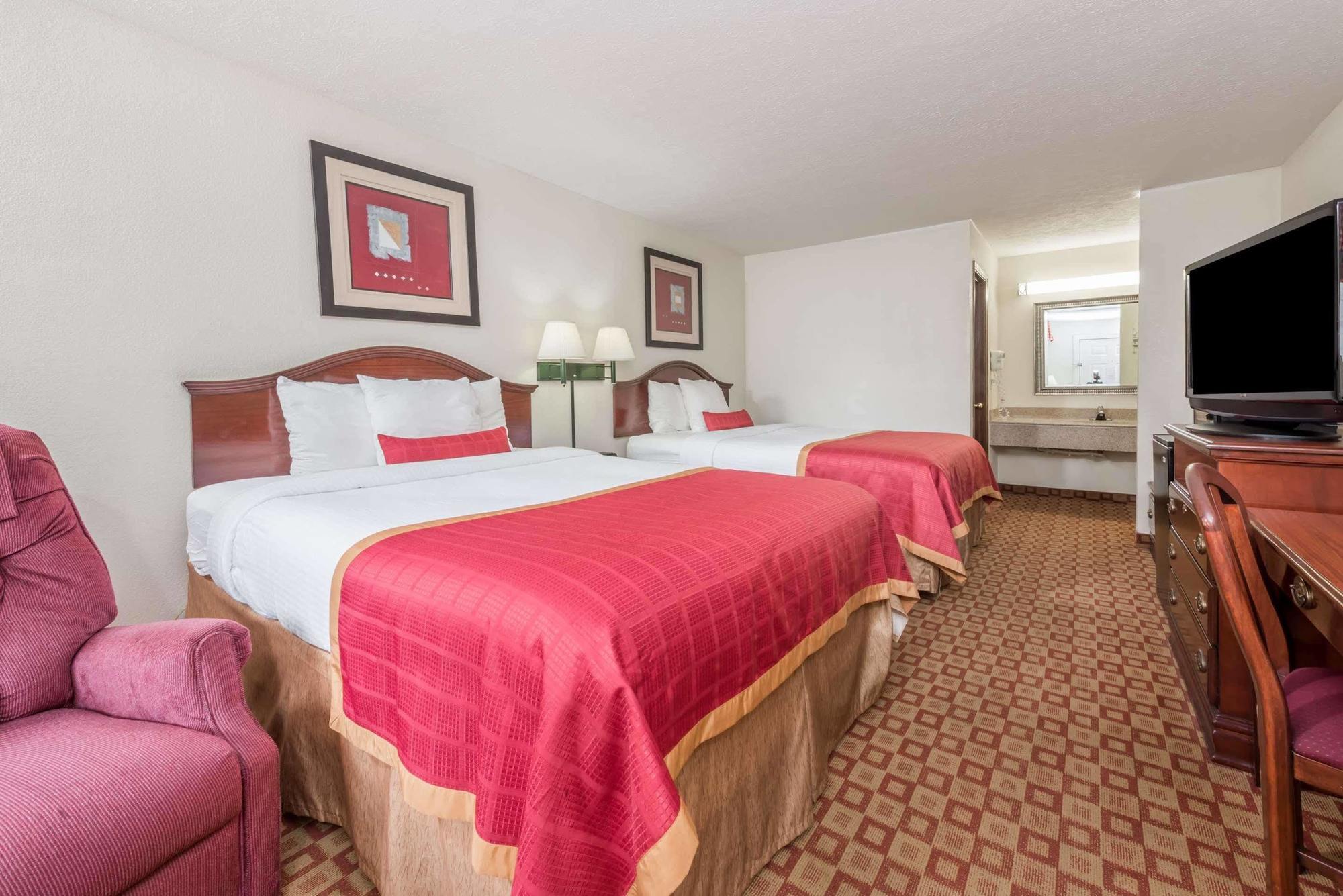 Days Inn By Wyndham Bloomington Bagian luar foto