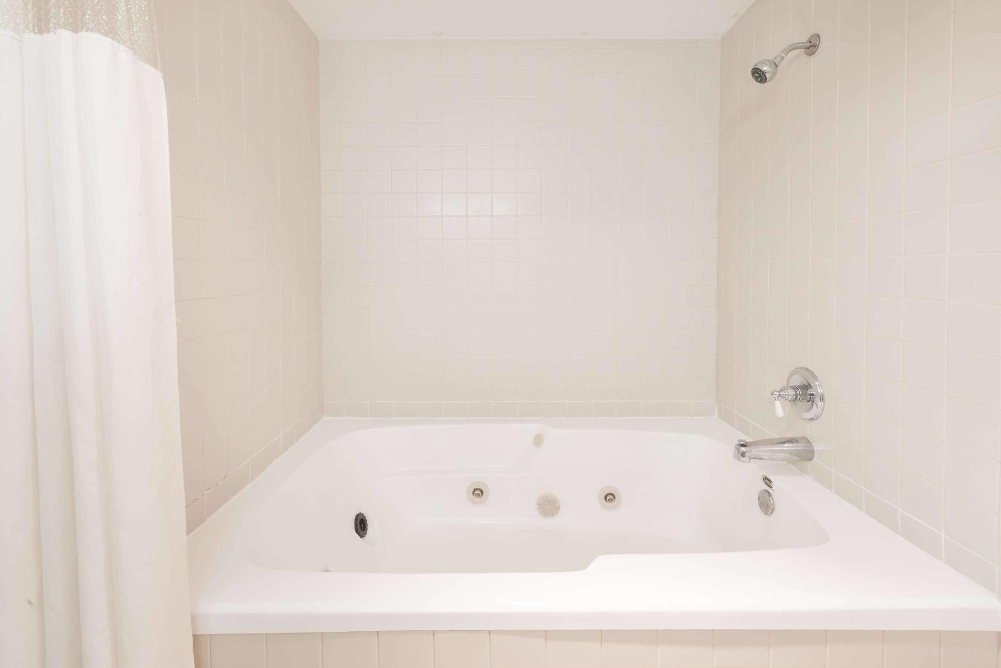 Days Inn By Wyndham Bloomington Bagian luar foto