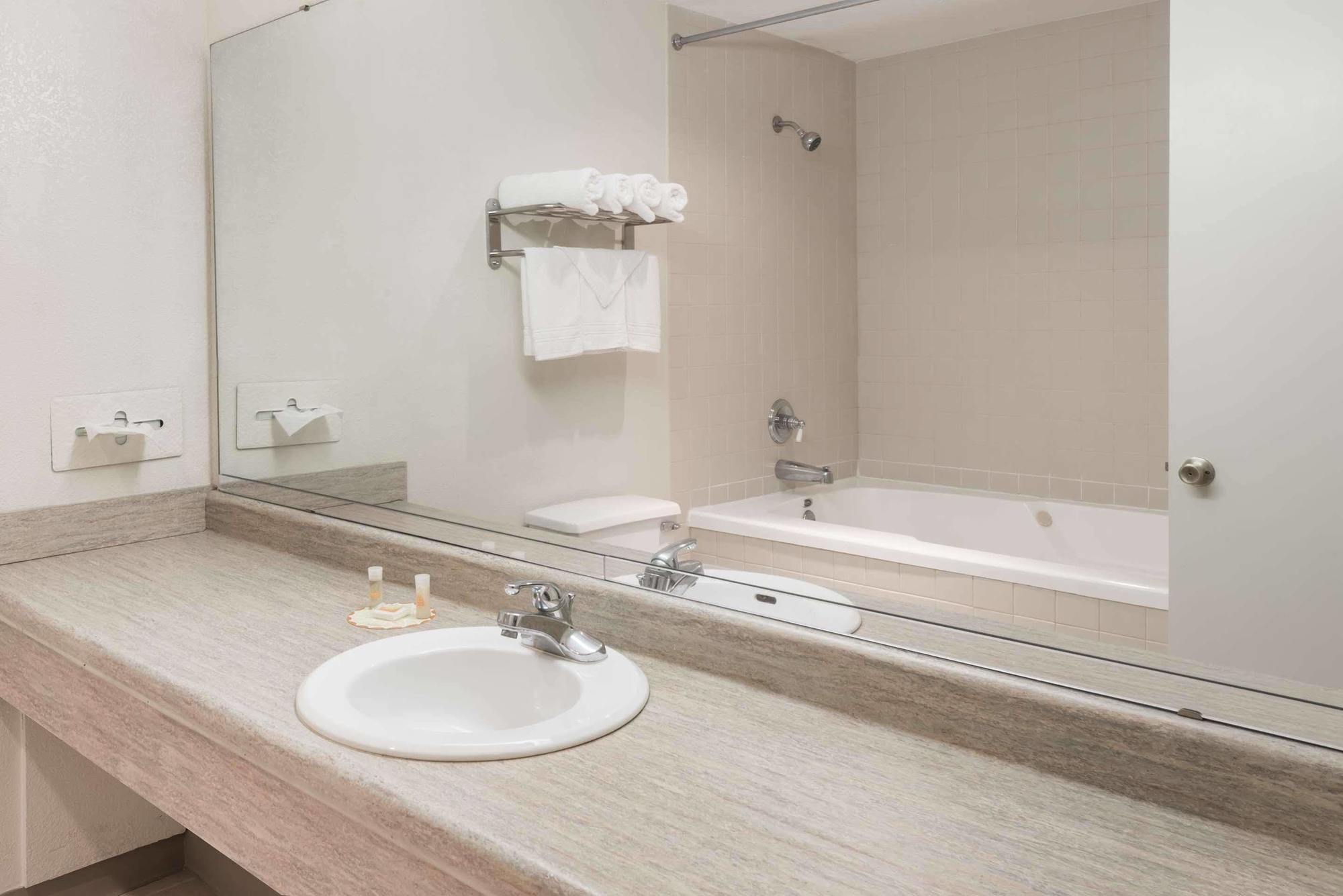 Days Inn By Wyndham Bloomington Bagian luar foto