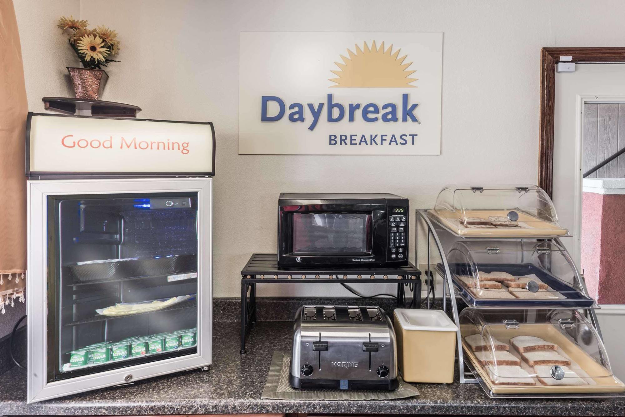 Days Inn By Wyndham Bloomington Bagian luar foto