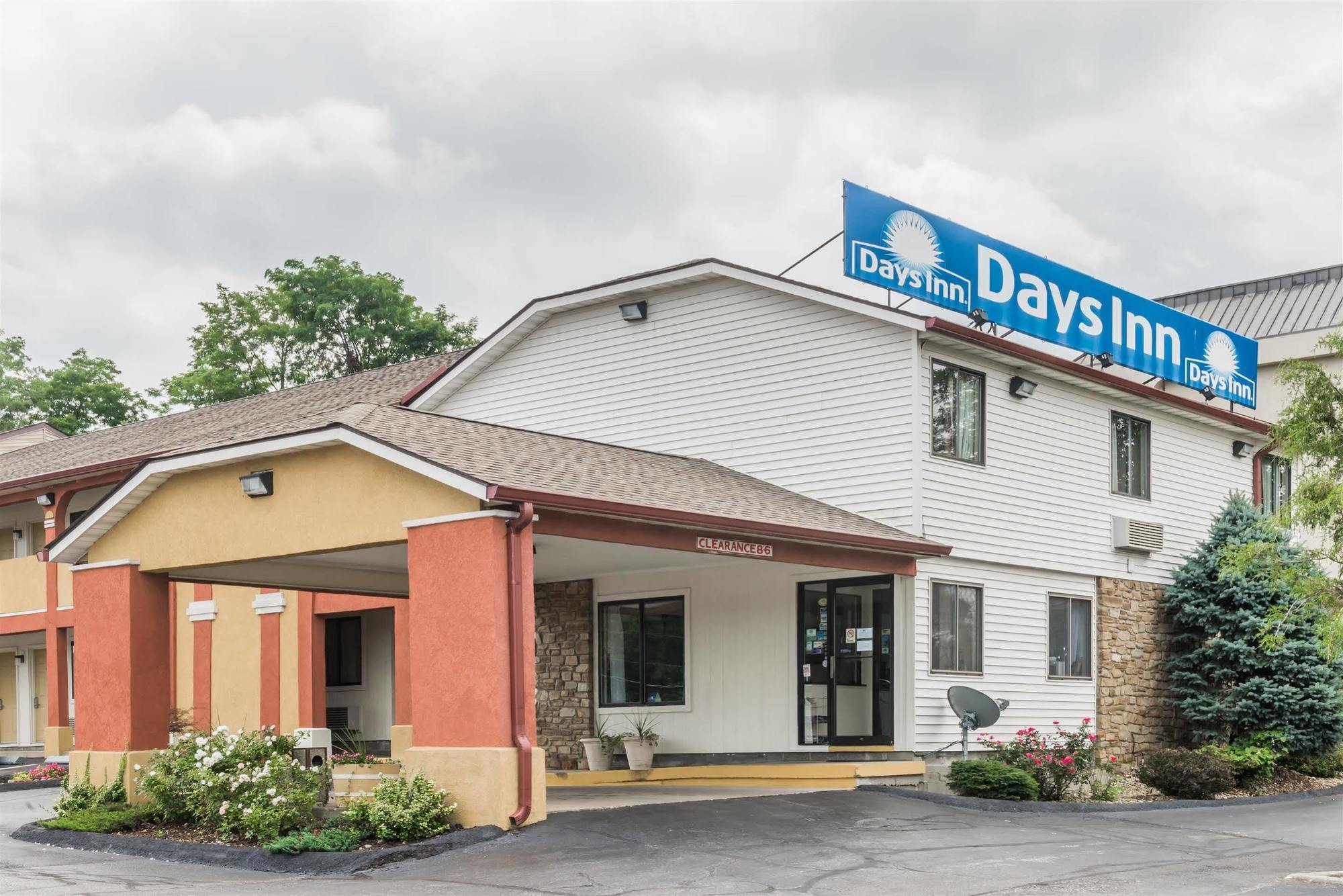 Days Inn By Wyndham Bloomington Bagian luar foto