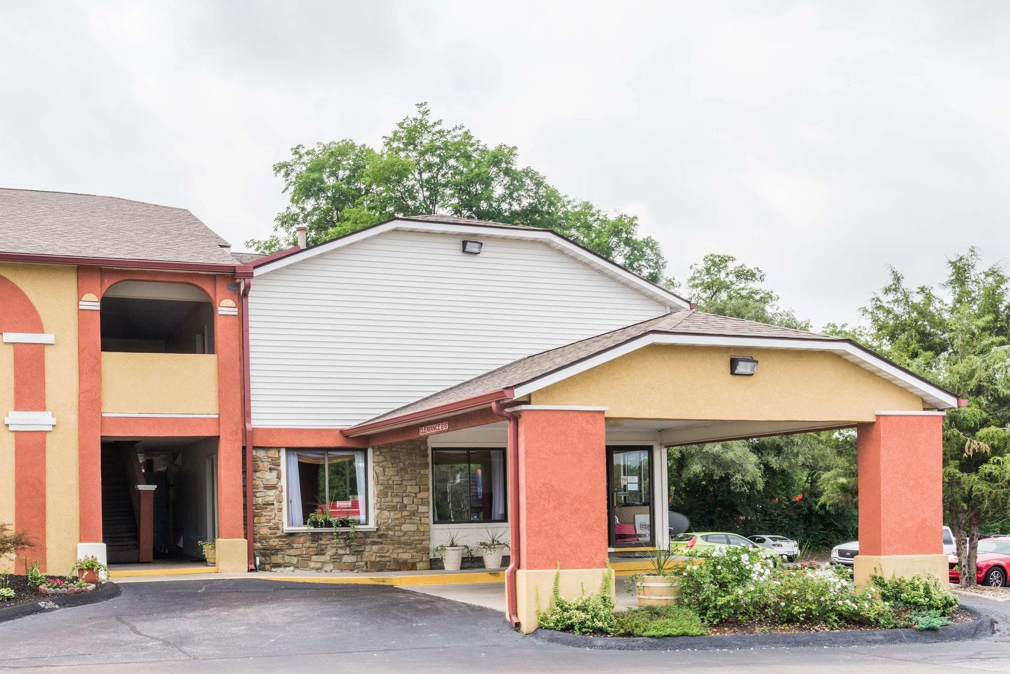 Days Inn By Wyndham Bloomington Bagian luar foto