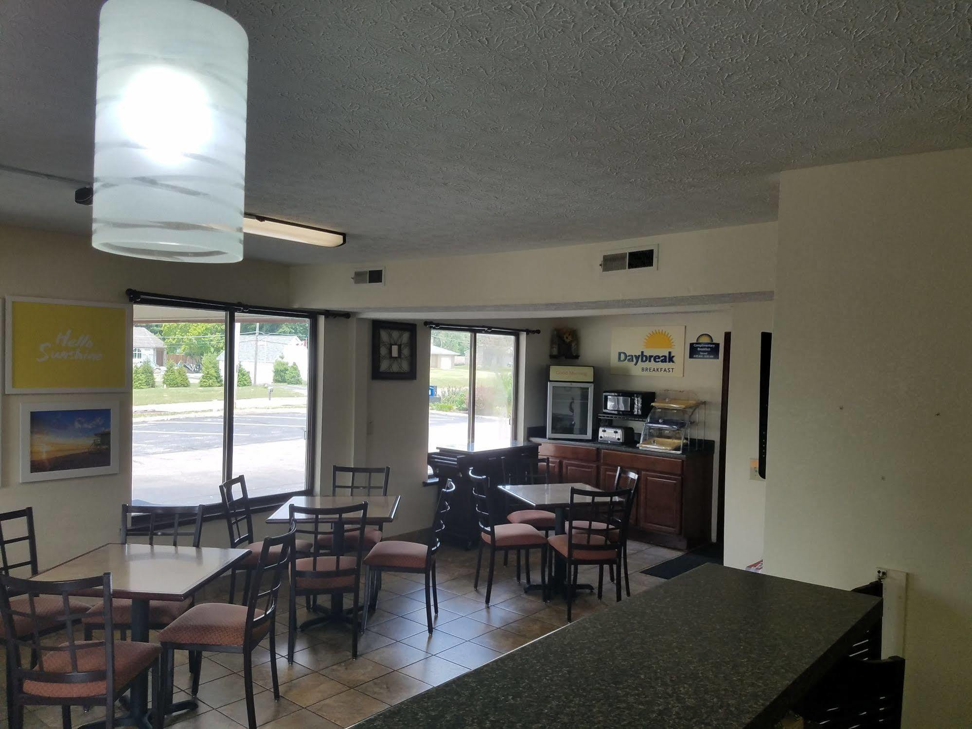 Days Inn By Wyndham Bloomington Bagian luar foto