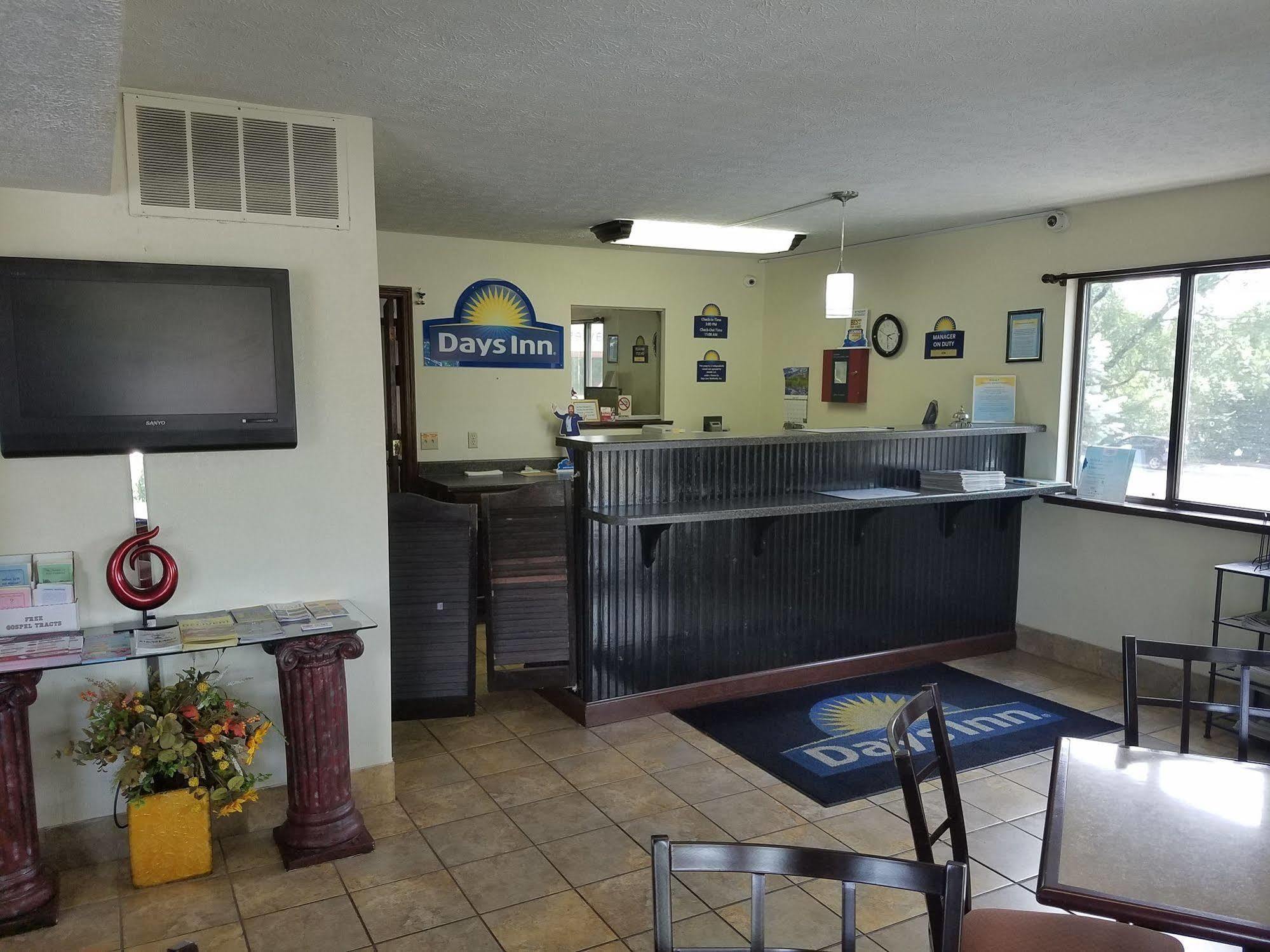 Days Inn By Wyndham Bloomington Bagian luar foto