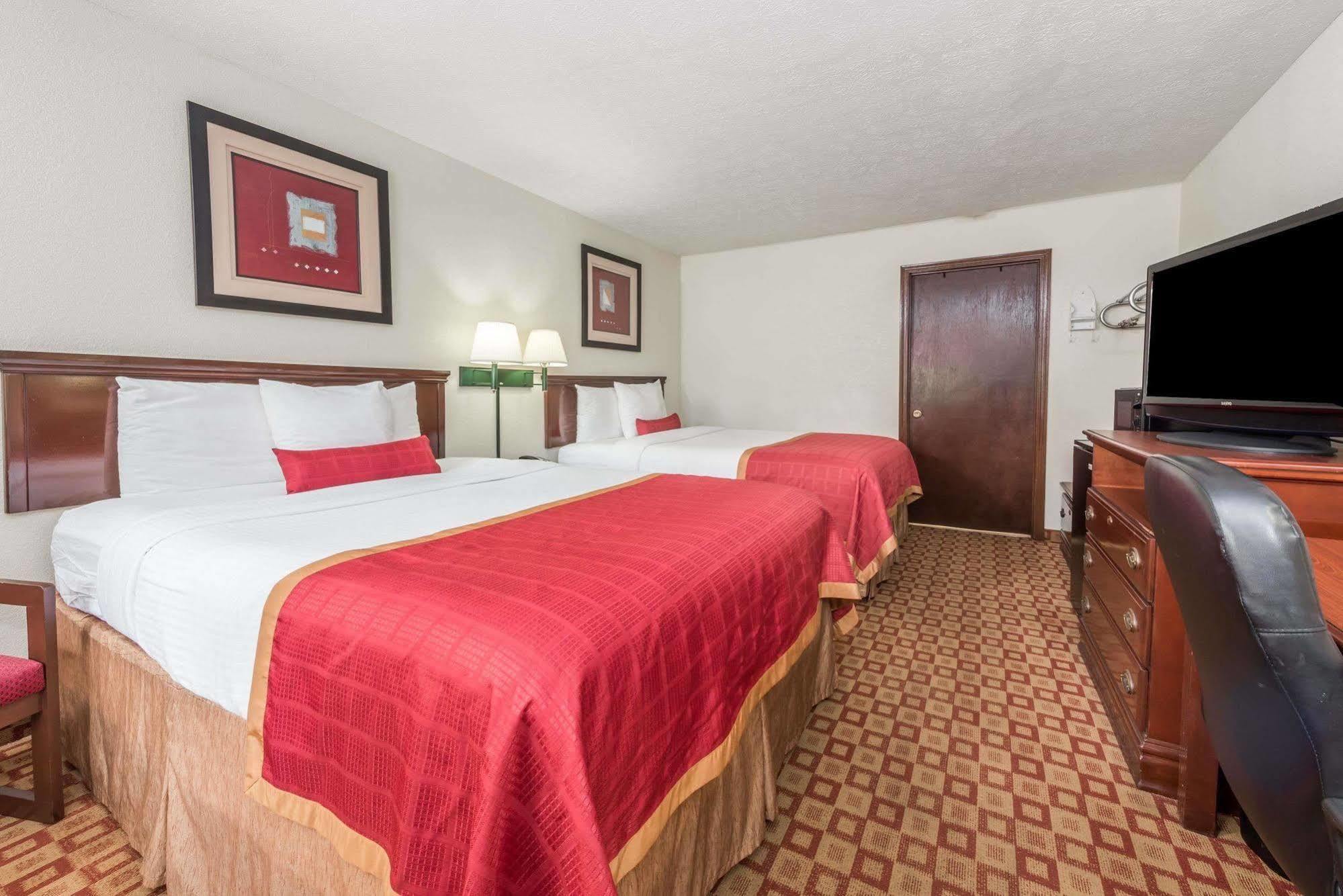 Days Inn By Wyndham Bloomington Bagian luar foto
