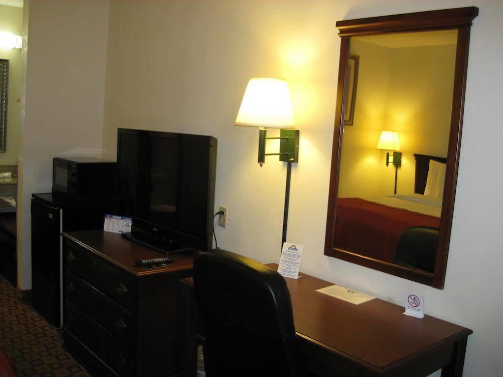Days Inn By Wyndham Bloomington Bagian luar foto
