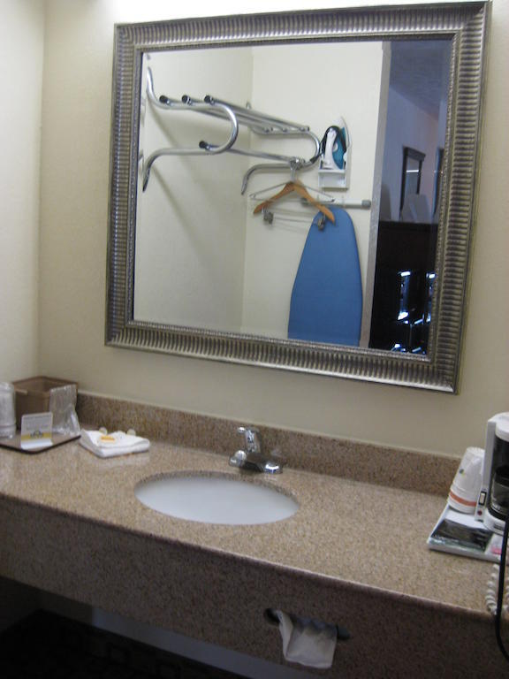 Days Inn By Wyndham Bloomington Bagian luar foto