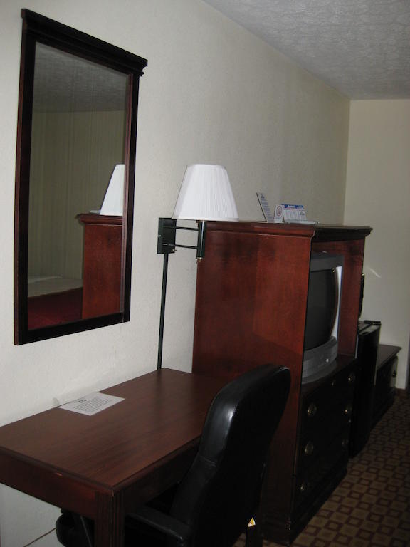 Days Inn By Wyndham Bloomington Bagian luar foto
