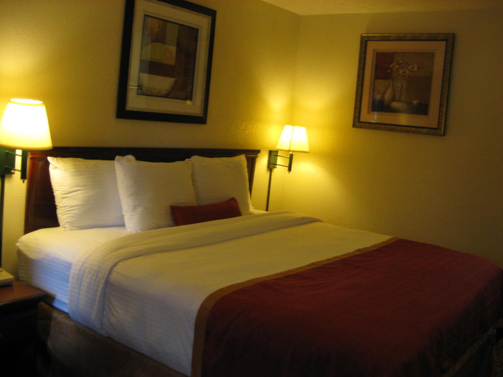 Days Inn By Wyndham Bloomington Bagian luar foto