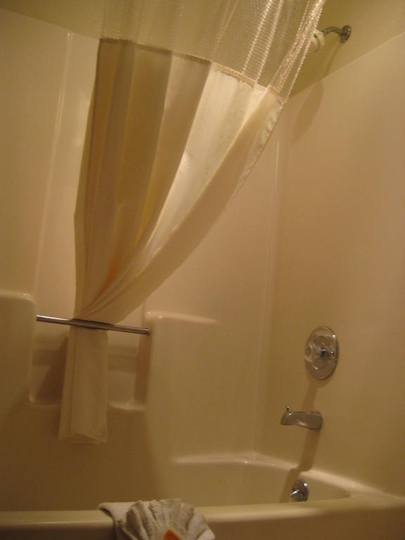 Days Inn By Wyndham Bloomington Bagian luar foto